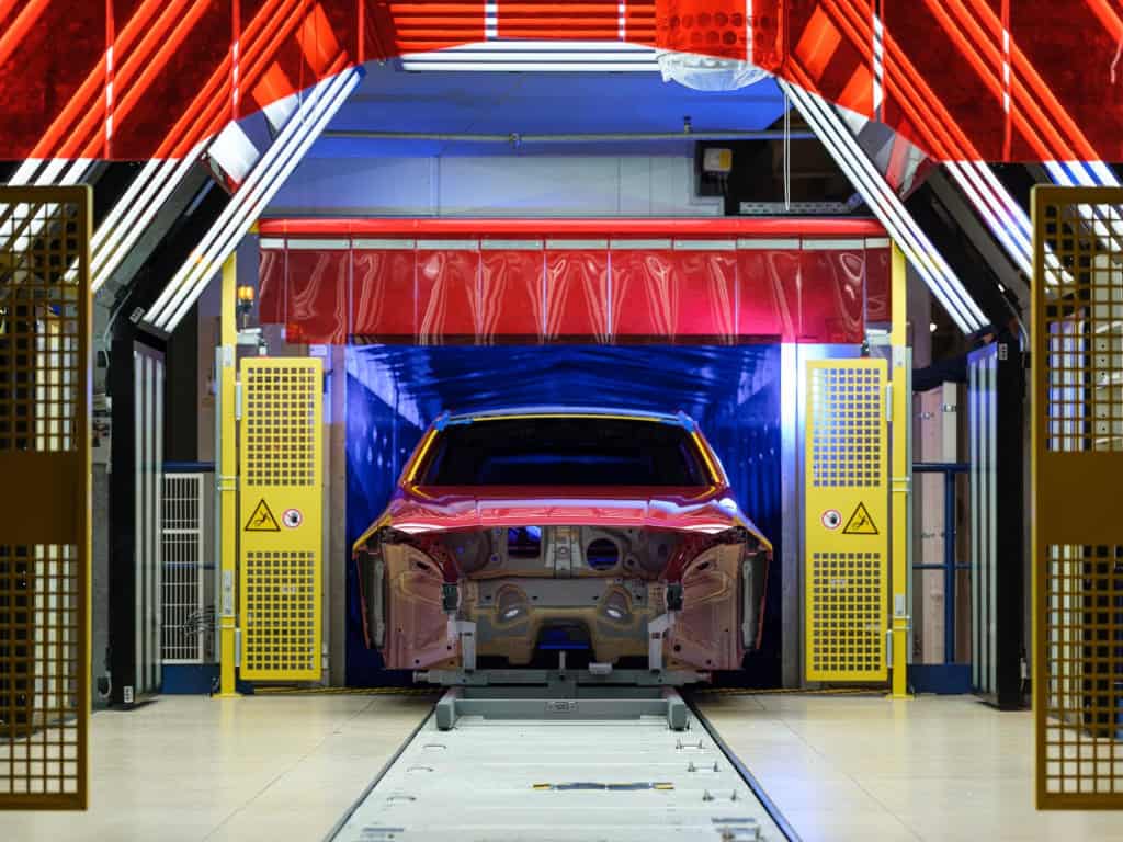 BMW aposta em hidrogênio em uma Alemanha cada vez mais “verde” A BMW anunciou um plano inédito no setor automotivo: conectar a planta em Leipzig (Alemanha), com um gasoduto de hidrogênio. Assim, a fábrica não precisará mais de entregas por caminhões, em cilindros. A expectativa é que a tubulação de cerca de dois quilômetros de extensão entre em operação em meados de 2027. planta bmw