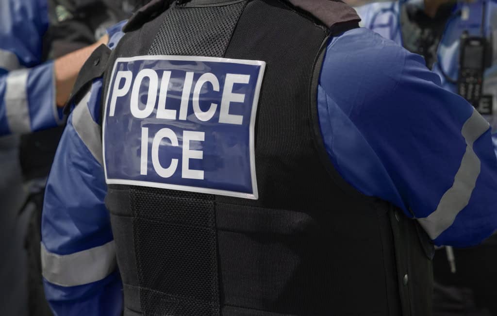 ICE apela para espionagem usando carros com torres de celular falsas O Departamento de Imigração e Controle de Alfândegas (ICE, na sigla em inglês) pagou US$ 825 mil a uma empresa que fabrica veículos equipados com tecnologias de aplicação da lei, incluindo torres de celular falsas, conhecidas como “cell-site simulators” ou simuladores de torre. Esses dispositivos permitem espionar celulares próximos, identificando a localização dos aparelhos e, em alguns casos, interceptando chamadas, mensagens e tráfego de internet. police ice
