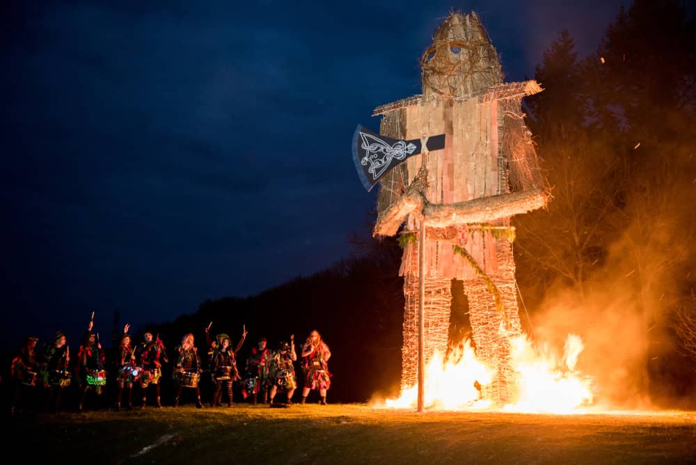 Moeda de ouro de mais de dois mil anos é encontrada na Alemanha Uma moeda de ouro foi desenterrada perto de Leipzig, na Alemanha. Conhecido como “taça arco-íris”, o artefato tem cerca de 2.200 anos e é uma evidência da rede de comércio existente na região durante a antiguidade. Moeda de ouro de mais de dois mil anos é encontrada na Alemanha