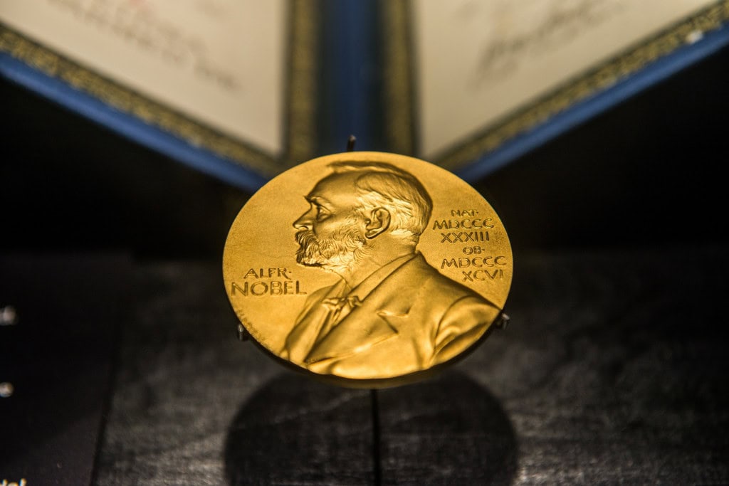 Nobel de Economia: trio vencedor explicou crescimento econômico impulsionado pela inovação A Academia Real das Ciências da Suécia anunciou nesta segunda-feira (13) que os vencedores do Prêmio Nobel de Economia 2025 foram os pesquisadores Joel Mokyr, Philippe Aghion e Peter Howitt. O trio foi reconhecido pela “explicação do crescimento econômico impulsionado pela inovação”. Nobel de Economia: trio vencedor explicou crescimento econômico impulsionado pela inovação