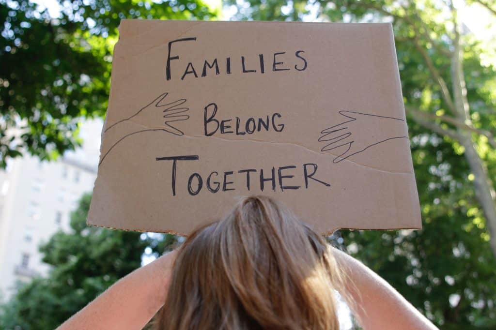 ICE amplia uso de inteligência artificial para monitorar imigrantes e críticos nos EUA A agência de imigração dos Estados Unidos (ICE) intensificou o uso de tecnologias baseadas em inteligência artificial e vigilância digital para localizar imigrantes sem documentação e monitorar ativistas. protesto imigracao