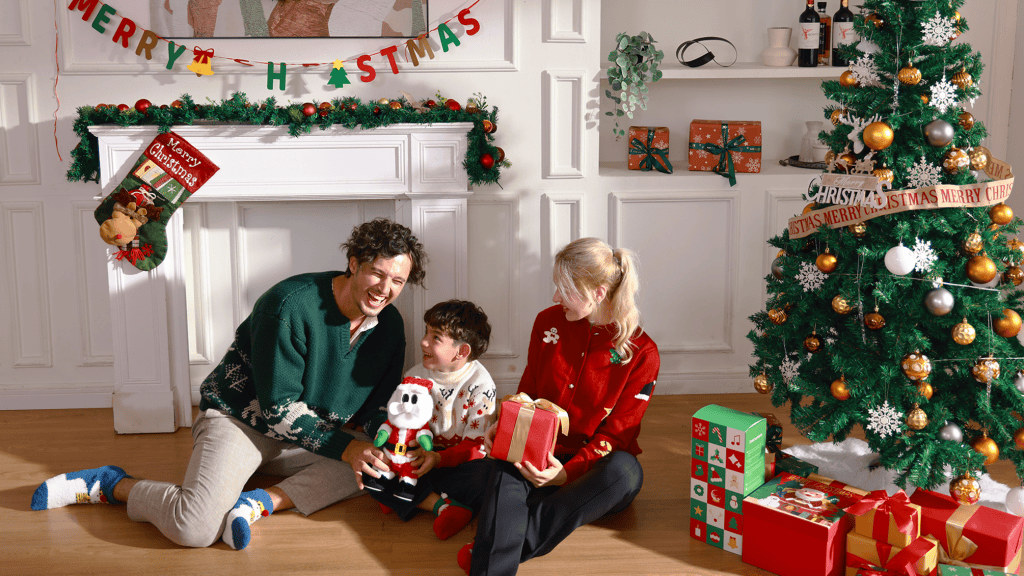 Papai Noel com IA conta histórias de ninar para crianças; veja! É oficial: temos um robô Papai Noel com inteligência artificial na área. HeySanta é um projeto da empresa de robótica MangDang Technology, sediada em Hong Kong. O bom velhinho de última geração foi projetado com fins educacionais para crianças, segundo uma descrição da campanha lançada no Kickstarter, que já ultrapassou a meta de financiamento. robo presente