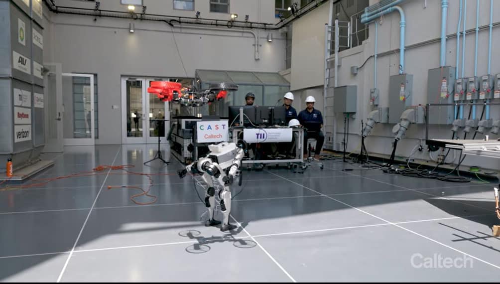 X1: o robô que anda, voa e dirige em missões de emergência O Instituto de Tecnologia da Califórnia, Caltech, apresentou seu sistema robótico multimodal, combinando um robô humanoide e um drone que caminha, voa e dirige. X1: o robô que anda, voa e dirige em missões de emergência
