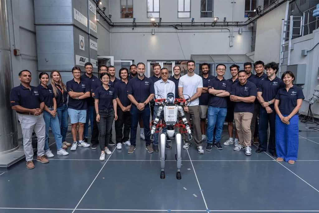 X1: o robô que anda, voa e dirige em missões de emergência O Instituto de Tecnologia da Califórnia, Caltech, apresentou seu sistema robótico multimodal, combinando um robô humanoide e um drone que caminha, voa e dirige. X1: o robô que anda, voa e dirige em missões de emergência