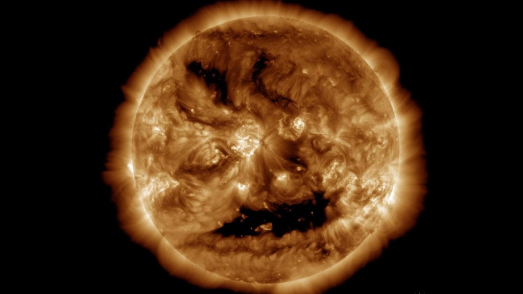 Buraco gigante faz Sol parecer uma abóbora de Halloween Nesta sexta-feira (31), é comemorado o Dia das Bruxas, data internacionalmente conhecida como Halloween, típica dos países anglo-saxônicos, em especial os EUA, Canadá, Irlanda e Reino Unido. Buraco gigante faz Sol parecer uma abóbora de Halloween