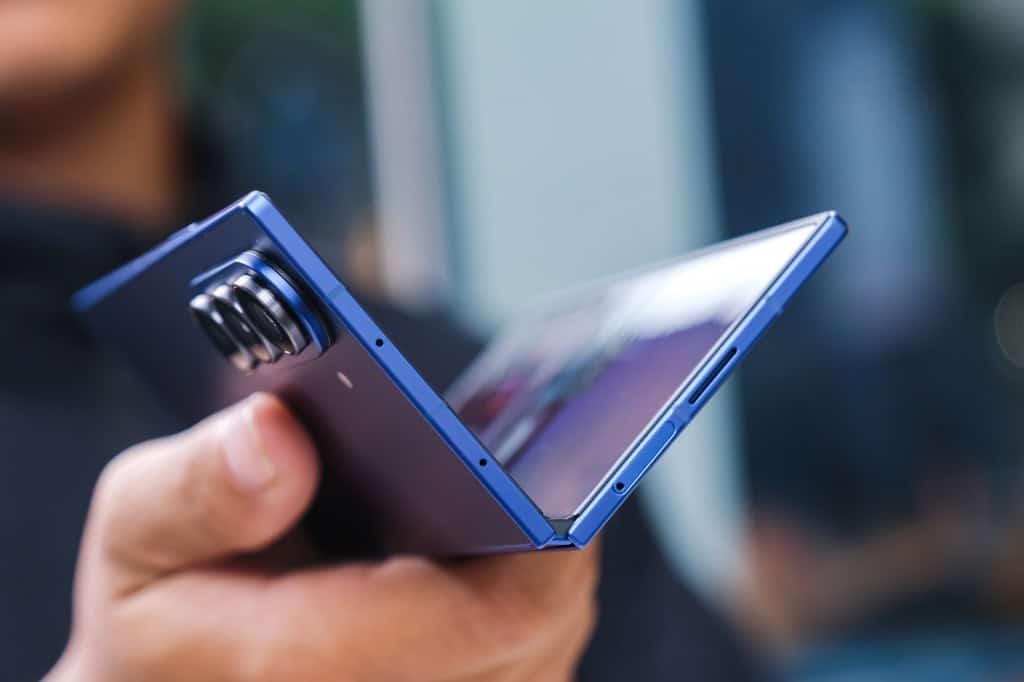 Pessoa segurando um Samsung Galaxy Z Fold7; ângulo mostra o smartphone parcialmente aberto e de cima