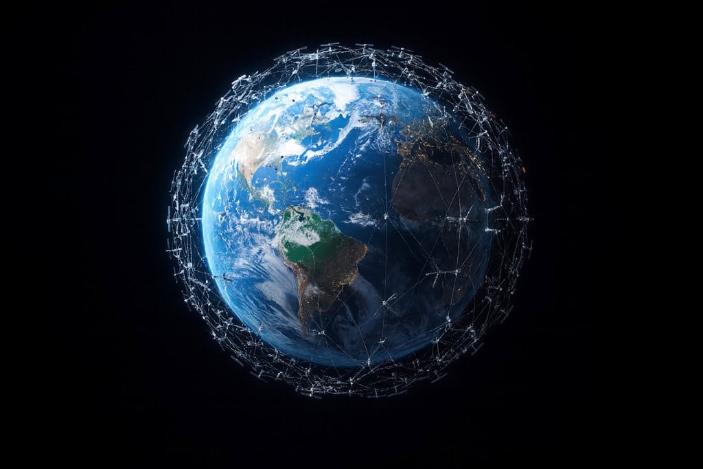 Satélites da SpaceX estão emitindo um sinal incomum (e talvez proibido) Num feito que demonstra o poder da vigilância cidadã no espaço, o astrônomo amador Scott Tilley, conhecido por monitorar satélites como hobby, descobriu que a rede secreta de satélites Starshield, da SpaceX, está transmitindo sinais em frequências proibidas internacionalmente. A descoberta, publicada no repositório de pesquisa Zenodo, expõe uma potencial violação regulatória e levanta questões sobre as práticas operacionais da empresa de Elon Musk. Satélites da SpaceX estão emitindo um sinal incomum (e talvez proibido)