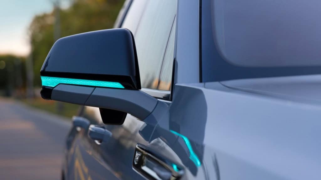 Dirigir sem olhar: GM promete nova direção autônoma para 2028 A General Motors (GM) anunciou uma série de novos recursos para a sua próxima geração de veículos inteligentes. O grande destaque é a tecnologia de direção autônoma “hands off, eyes off” no Cadillac Escalade IQ, previsto para 2028. Teoricamente, os motoristas poderão assistir a um filme enquanto o veículo transita pelas rodovias. sensor GM