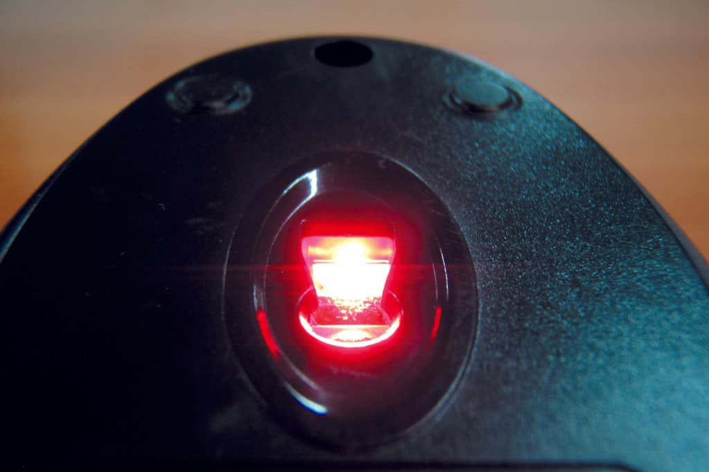 Já viu um mouse “espião”? Cientistas demonstraram como ele funciona Um estudo da Universidade da Califórnia em Irvine (EUA) mostrou que mouses podem ser utilizados por hackers para gravar o que você fala perto do computador — e sem usar microfone. Laser óptico de um mouse