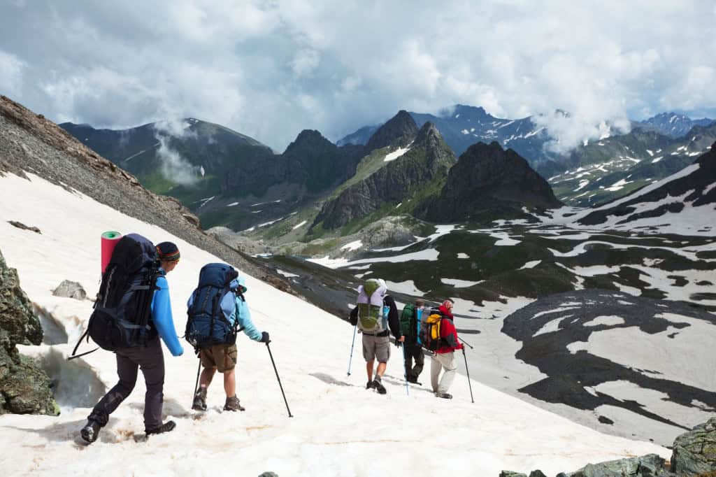 Nevasca surpreende centenas no Everest tibetano; resgates mobilizam equipes de emergência Equipes de resgate chinesas correm contra o tempo para localizar e salvar trilheiros e alpinistas surpreendidos por uma violenta nevasca nas encostas do Monte Everest, no lado tibetano da montanha. De acordo com a mídia estatal, centenas de moradores e socorristas foram mobilizados para desobstruir estradas e trilhas bloqueadas pela neve acima dos 4.900 metros de altitude. Nevasca surpreende centenas no Everest tibetano; resgates mobilizam equipes de emergência