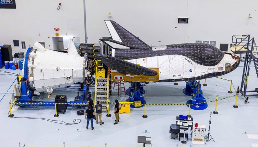 NASA: após mudança de planos, aguardado avião espacial ganha data para primeiro voo O avião espacial Dream Chaser, da empresa Sierra Space, deve realizar seu primeiro voo já no ano que vem. No entanto, em vez de visitar a Estação Espacial Internacional (ISS), como previsto inicialmente através de uma parceria com a NASA, o modelo fará um voo livre. avião espacial dream chaser, da sierra space