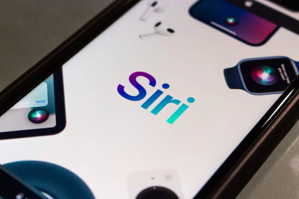Apple perde líder de projeto de IA da Siri para a Meta A Apple enfrenta mais uma baixa em seu setor de inteligência artificial (IA). De acordo com informações publicadas por Mark Gurman, da Bloomberg, o executivo Ke Yang, responsável pelo desenvolvimento de ferramentas de busca baseadas em IA dentro da empresa, está deixando o cargo para se juntar à Meta. siri