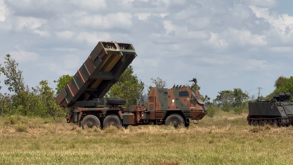 Exército e FAB lançam o maior míssil do Brasil na Amazônia Em um exercício conjunto, o Exército e a Força Aérea Brasileira lançaram uma das armas mais poderosas do mundo na Serra do Tucano, em Boa Vista (RR). O sistema Astros tem um alcance de até 90,2 km por foguete e 300 km com o Míssil Tático de Cruzeiro, considerado o mais avançado do país. sistema astros