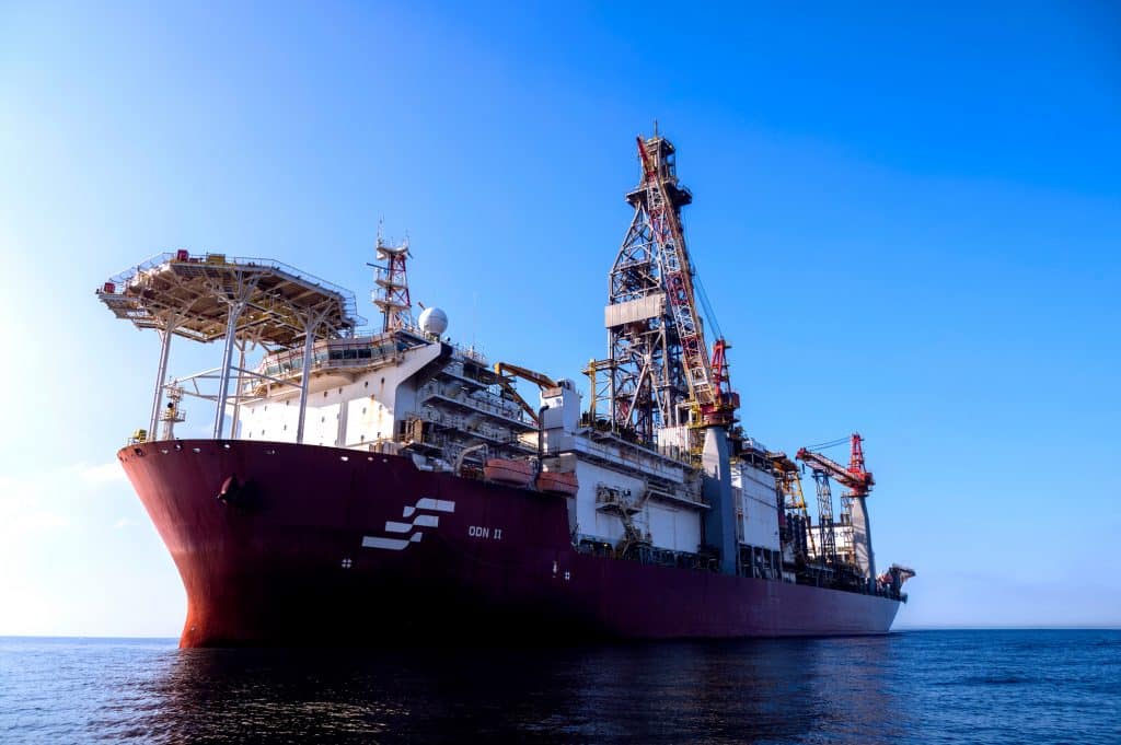 Petrobras quer perfurar mais poços na bacia da Foz do Amazonas A Petrobras quer expandir as operações na bacia marítima da Foz do Amazonas perfurando três novos poços que não estão contemplados na licença emitida pelo Instituto Brasileiro do Meio Ambiente e dos Recursos Naturais Renováveis (Ibama) na segunda-feira (20). A petroleira enviou um pedido de extensão ao órgão ambiental um dia depois de obter a autorização, segundo reportagem da DW. sonda-petrobras