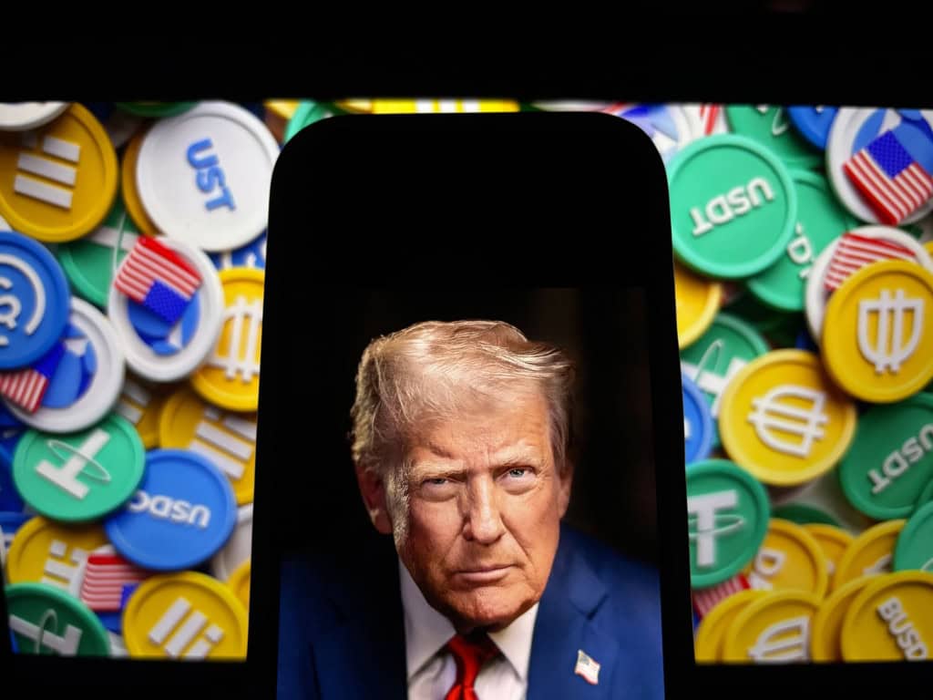 Criptomoeda ligada a Trump lança programa de fidelidade com tokens WLFI A World Liberty Financial (WLFI), empresa de criptomoedas associada ao presidente Donald Trump, anunciou um airdrop para distribuir 8,4 milhões de tokens WLFI, avaliados em cerca de US$ 1,2 milhão (R$ 6,4 milhões), aos primeiros usuários da stablecoin USD1, que ajudaram a impulsionar a adoção da moeda digital nos últimos dois meses. Criptomoeda ligada a Trump lança programa de fidelidade com tokens WLFI