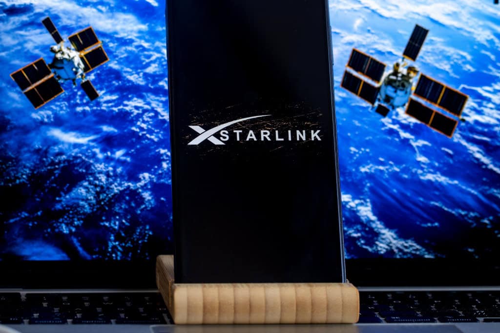 SpaceX desativa 2.500 terminais Starlink usados por redes de golpes na Ásia A SpaceX anunciou a desativação de mais de 2.500 terminais Starlink suspeitos de serem utilizados por redes de golpes em Myanmar, próximo à fronteira com a Tailândia. A informação foi divulgada por Lauren Dreyer, vice-presidente de operações comerciais da Starlink, em um post na rede X, após notícias de que o exército de Myanmar fechou um grande esquema de fraude online. As informações são do ArsTechnica. Logo da Starlink em um smartphone com satélites ao fundo