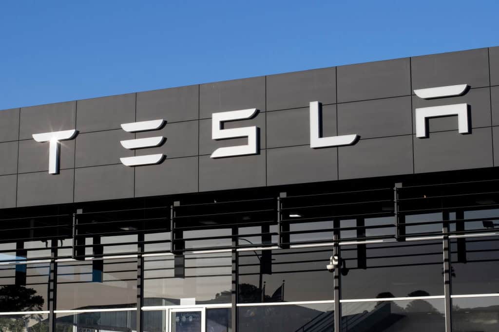 Tesla é investigada por falhas graves em sistema de direção autônoma A Administração Nacional de Segurança no Tráfego Rodoviário dos EUA (NHTSA) abriu uma nova investigação sobre o sistema de direção autônoma completa (FSD) da Tesla, após receber dezenas de relatos de falhas graves — incluindo casos em que os veículos avançaram o sinal vermelho ou entraram na faixa errada. tesla