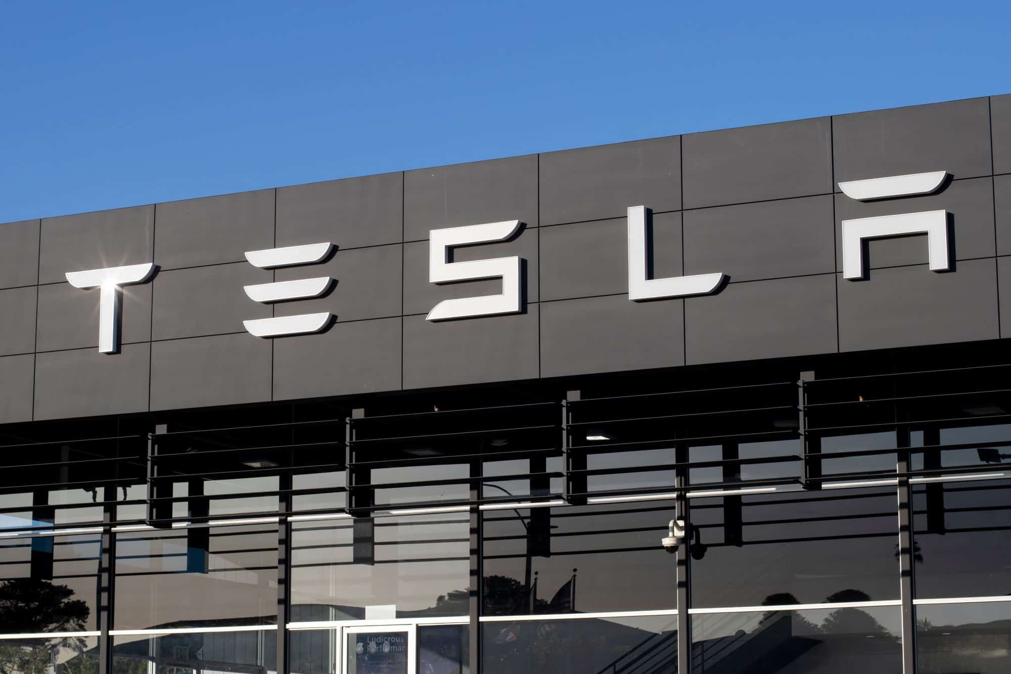 Mudança na Tesla gera dúvidas sobre direção autônoma e segurança dos veículos