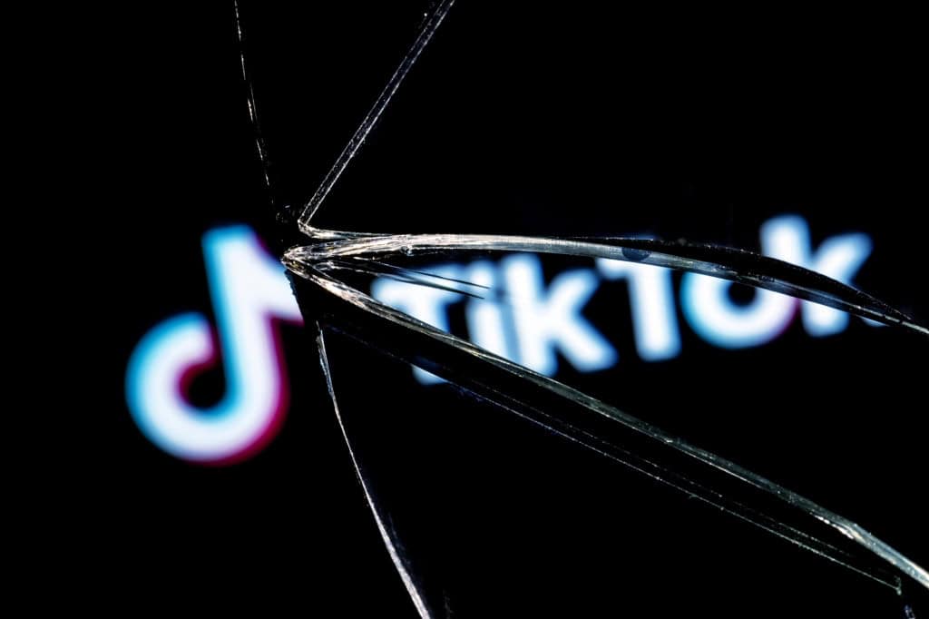 Mesmo com regras da plataforma, TikTok apresenta vídeos de meninas geradas por IA em roupas sugestivas.