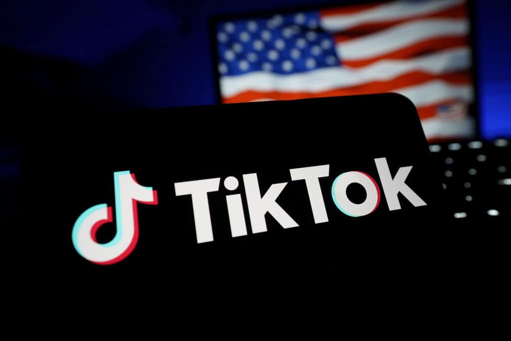 TikTok: acordo pode ser selado na Coreia do Sul, diz Casa Branca A Casa Branca afirmou que um acordo para colocar o TikTok sob propriedade estadunidense pode ser finalizado na Coreia do Sul ainda nesta semana. Segundo o governo dos Estados Unidos, o entendimento com a China pode ser concluído na quinta-feira (30), durante a visita do presidente Donald Trump ao país asiático. Bandeira dos EUA em contraste com o logo do TikTok