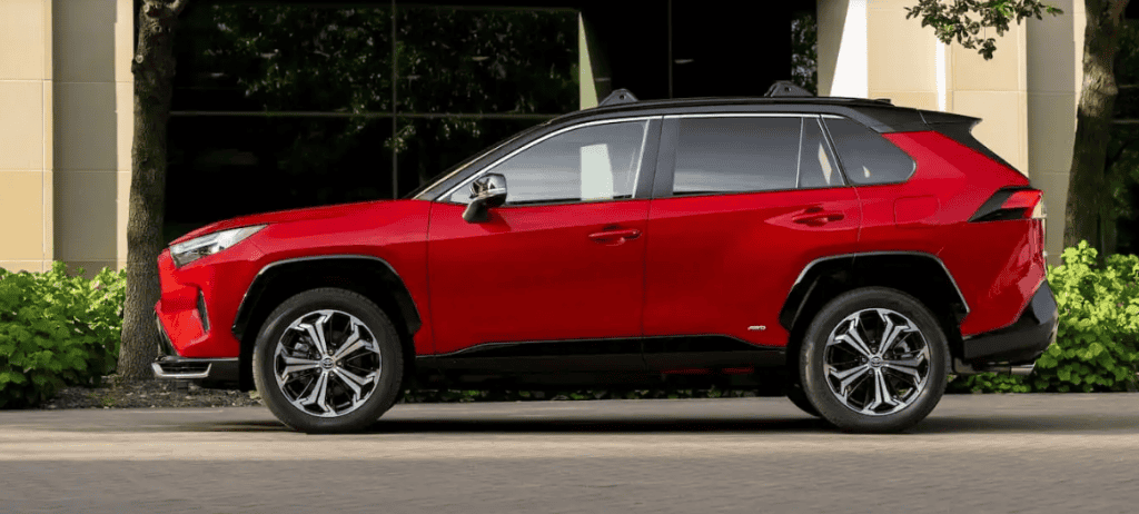 EUA: SUV da Toyota é flagrado em testes e pode substituir o Venza em 2027 A Toyota está testando um novo SUV crossover, ainda não anunciado oficialmente, que foi flagrado em testes públicos nos Estados Unidos. As imagens divulgadas pelo portal Autoevolution mostram um veículo com visual inédito e dimensões mais altas, despertando especulações sobre qual modelo está em desenvolvimento. O carro pode ser o sucessor da Toyota Venza — também conhecida como Harrier em outros mercados — e deve chegar ao mercado entre 2027 e 2028. As informações são do portal Electrek. A previsão da Toyota é lançar sete modelos 100% elétricos até meados de 2027