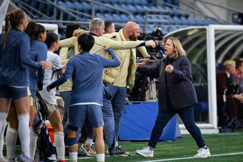 Treinadora de time dos EUA usa ChatGPT para escolher tática; será que deu certo? Não é novidade que a inteligência artificial esteja sendo utilizada no futebol. Mas um caso chamou a atenção. A treinadora de um time da NWSL (liga nacional de futebol feminino dos Estados Unidos) revelou que usou o ChatGPT para escolher táticas. Treinadora de time dos EUA usa ChatGPT para escolher tática; será que deu certo?