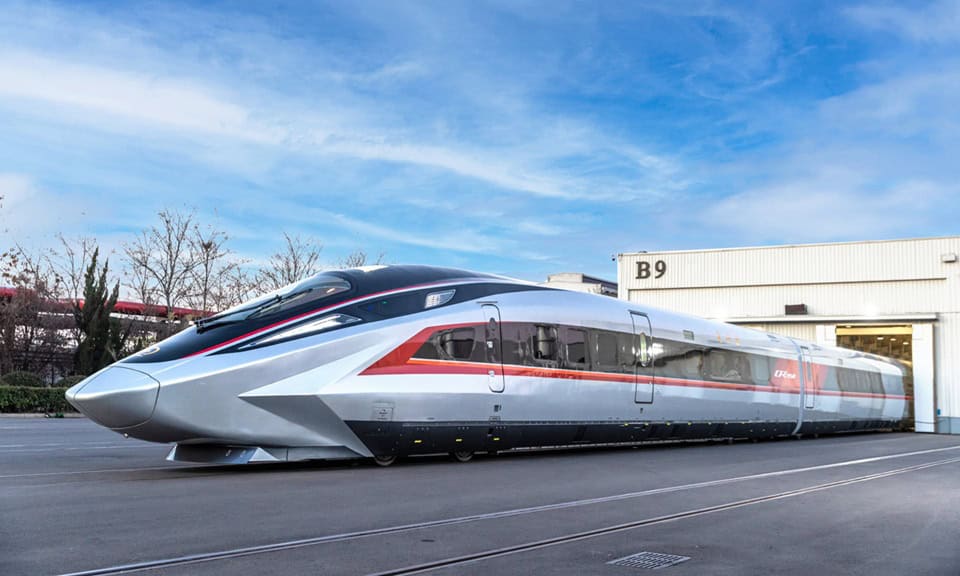 Trem mais rápido do mundo pode entrar em operação em 2026 Apresentado oficialmente no fim do ano passado, o trem-bala CR450 é considerado o que há de mais moderno no transporte ferroviário. Ele foi desenvolvido pela China Railway e está na fase final de testes operacionais. Trem mais rápido do mundo pode entrar em operação em 2026