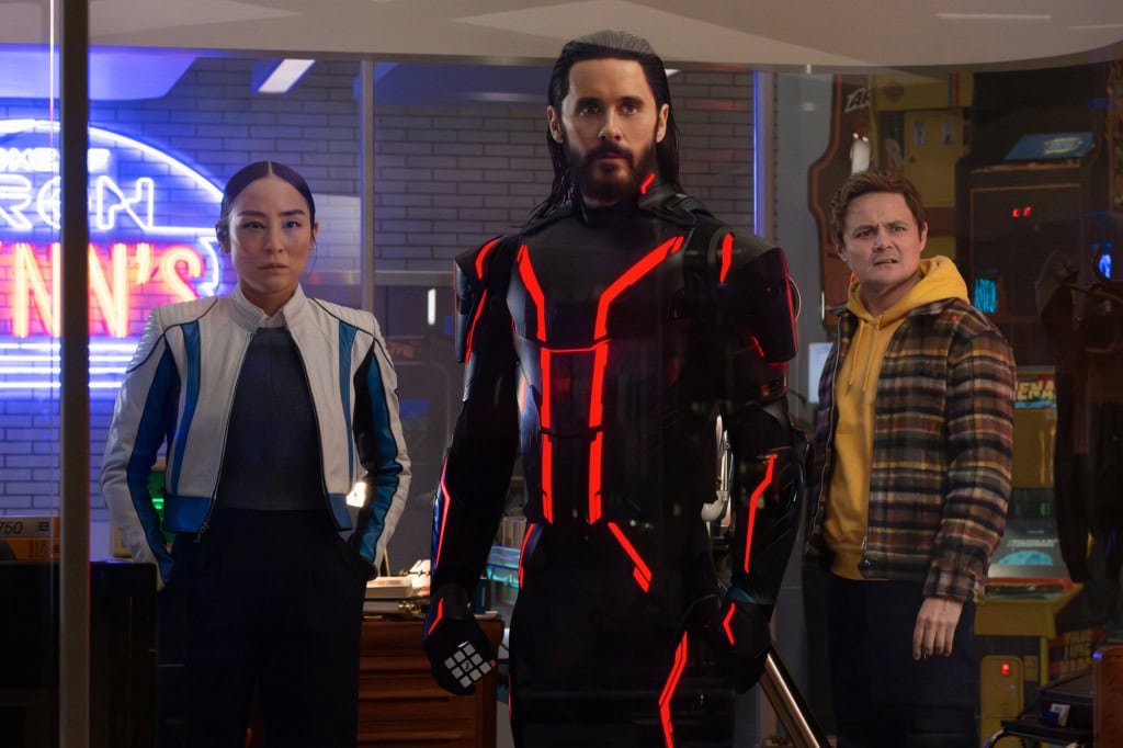 Tron: Ares põe a IA no mundo real e explora vida conectada O filme Tron: Ares nos cinemas brasileiros com uma premissa que conversa com o presente: um Programa (entidade digital da franquia) é enviado ao mundo real, marcando o primeiro contato humano com uma inteligência artificial (IA) fora da Grade, o ambiente virtual da saga. A direção é de Joachim Rønning e o elenco reúne Jared Leto, Greta Lee, Evan Peters, Jodie Turner-Smith, Hasan Minhaj, Arturo Castro, Cameron Monaghan, além de Gillian Anderson e Jeff Bridges. Tron: Ares põe a IA no mundo real e explora vida conectada