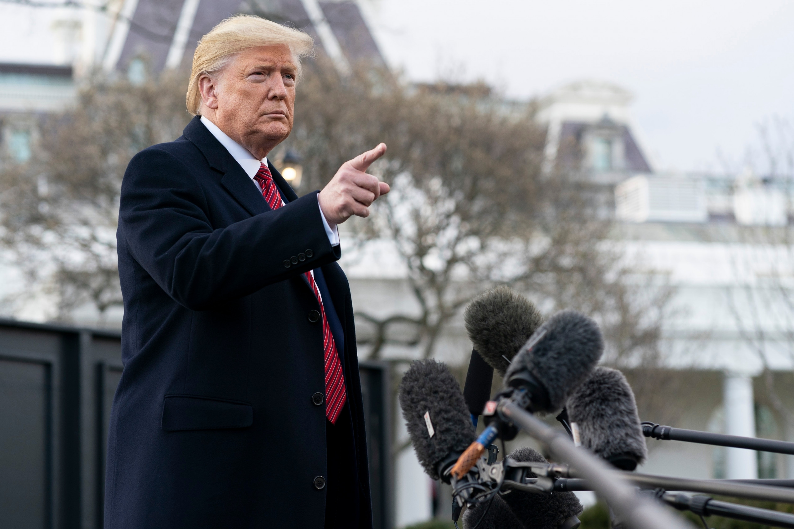 Trump pressiona Facebook a remover grupo que rastreava agentes da imigração