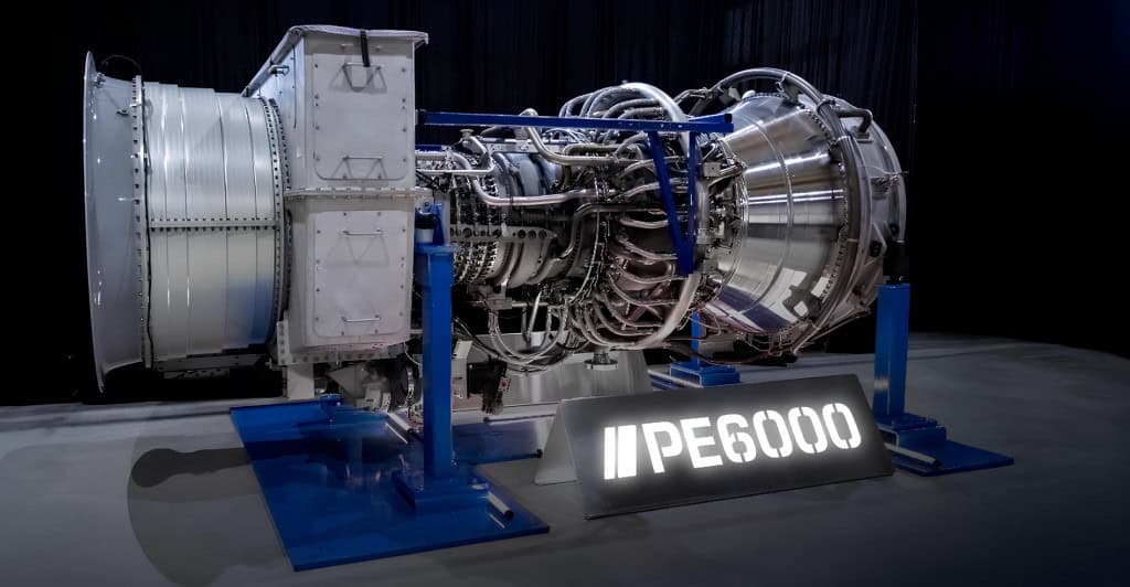 Data centers recorrem a motores de aviões para driblar escassez de energia Enquanto a inteligência artificial impulsiona uma nova corrida global por capacidade de processamento, os data centers enfrentam um obstáculo inconveniente: falta de energia. Nos Estados Unidos, desenvolvedores estão recorrendo a uma solução um pouco diferente: reaproveitar motores de aviões aposentados como geradores para manter suas operações ativas. A ProEnergy transforma núcleos de motores de aeronaves, como o CF6-80C2 do Boeing 747, em turbinas PE6000 capazes de gerar energia para data centers