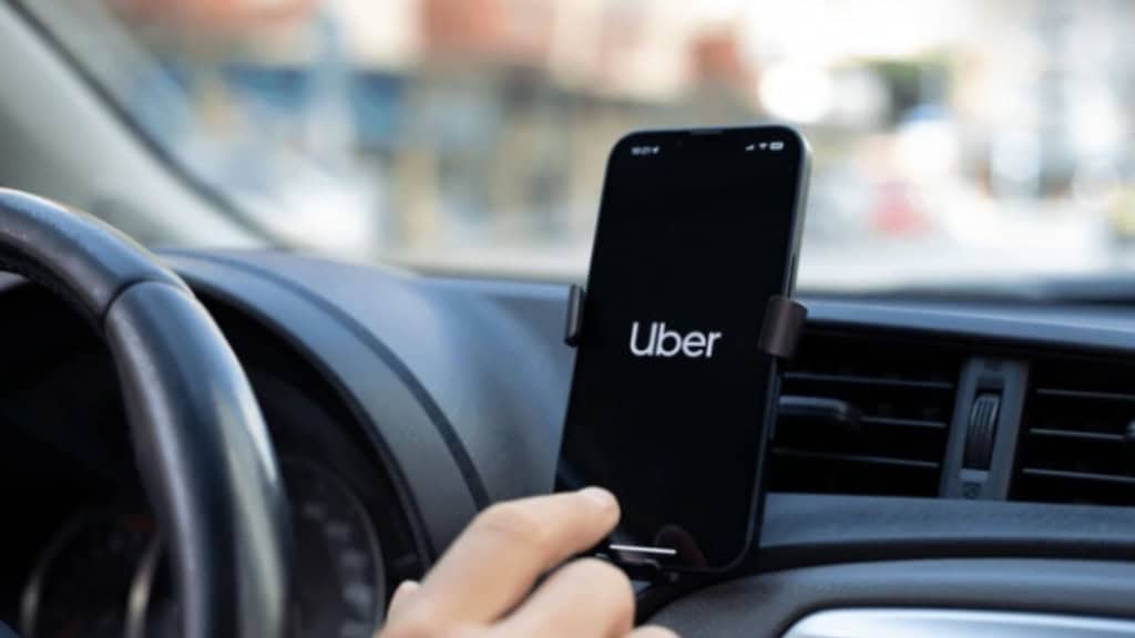 Uber muda critérios e exclui carros populares da categoria Black A Uber anunciou mudanças nas categorias Black e Comfort, atualizando os modelos de carros aceitos na plataforma a partir de 2026. motorista da uber com o aplicativo aberto no celular dentro do carro