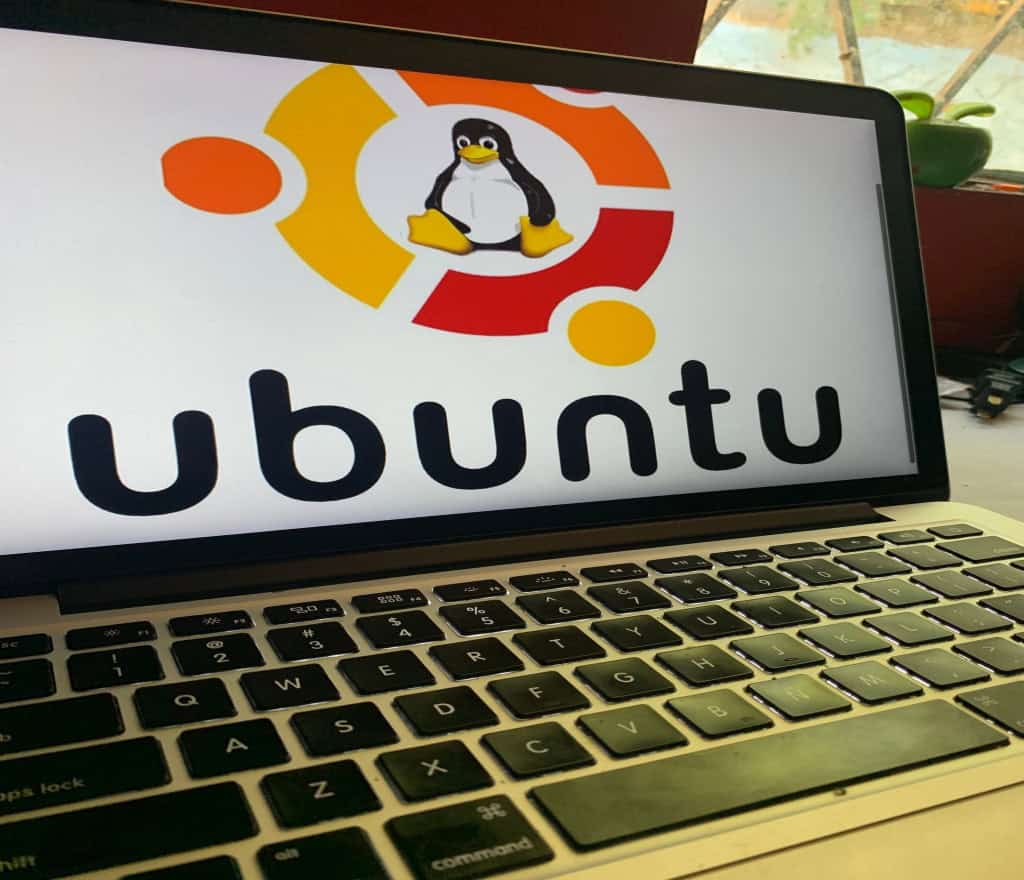 Imagem mostra computador com o logotipo do Ubuntu (LINUX) é um sistema operacional de código aberto para computadores