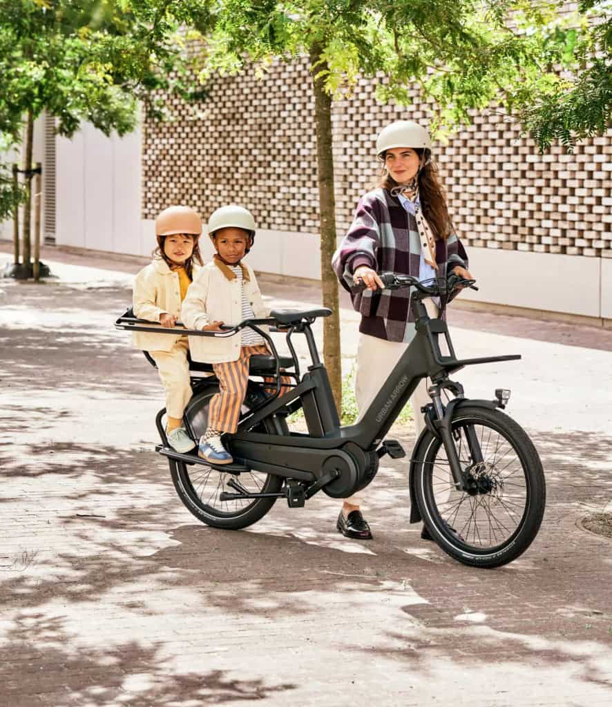 Transporte urbano reinventado: a e-bike holandesa Urban Arrow Breeze Segundo o site Discerning Cyclist, a Holanda é o país com maior número de bicicletas per capita. Estima-se que o país tenha cerca de 23 milhões de bicicletas para uma população de 17 milhões de pessoas, resultando em uma média de 1,3 bicicletas por habitante. Transporte urbano reinventado: a e-bike holandesa Urban Arrow Breeze