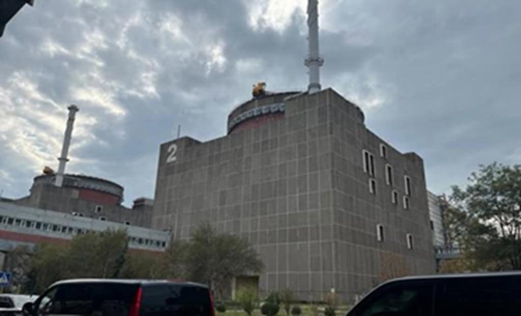 Maior usina nuclear da Europa vive medo de uma nova Chernobyl A guerra entre Ucrânia e Rússia está ameaçando a usina nuclear de Zaporizhzhia, a maior da Europa. A instalação fica na Ucrânia e está em estado de desligamento há mais de uma semana. Desde então, há um medo constante de um desastre semelhante à Chernobyl por lá. usina nuclear de Zaporizhzhya