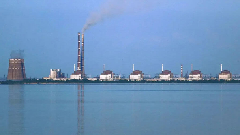 Maior usina nuclear da Europa vive medo de uma nova Chernobyl A guerra entre Ucrânia e Rússia está ameaçando a usina nuclear de Zaporizhzhia, a maior da Europa. A instalação fica na Ucrânia e está em estado de desligamento há mais de uma semana. Desde então, há um medo constante de um desastre semelhante à Chernobyl por lá. usina nuclear de Zaporizhzhya