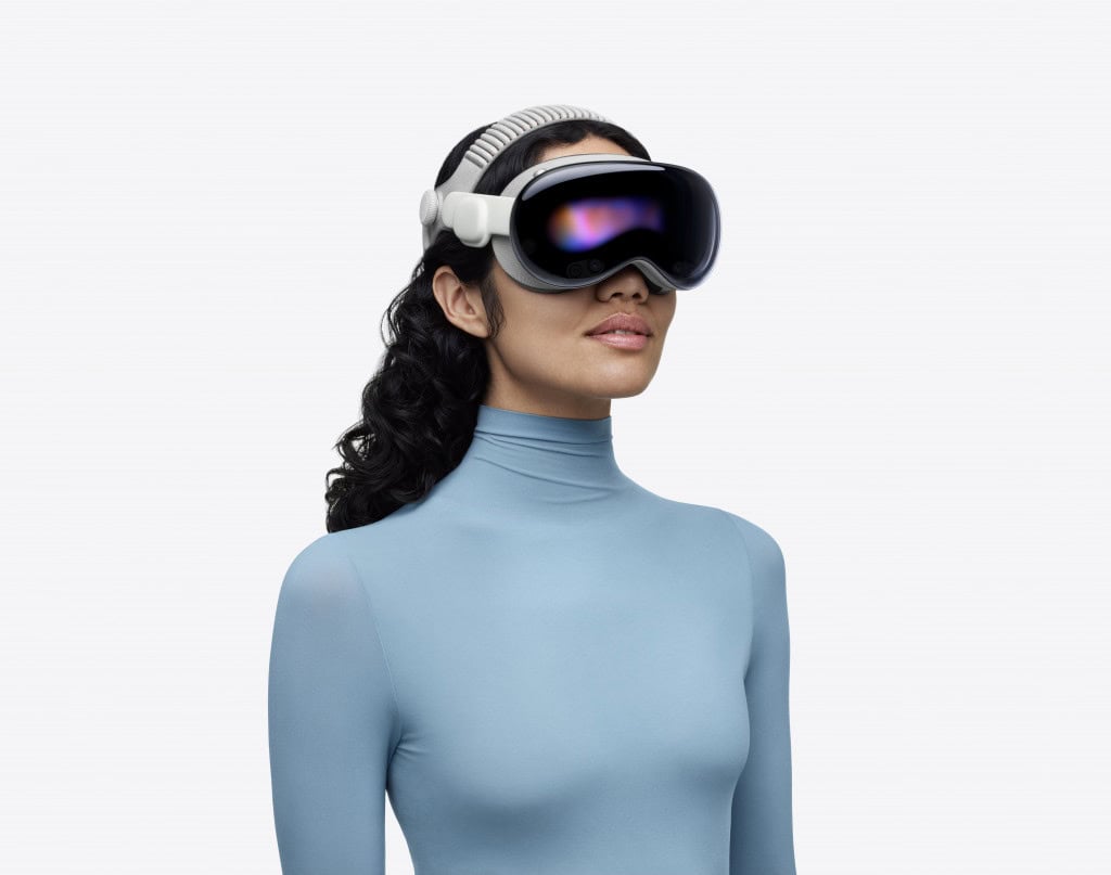 Com foco no conforto, Apple lança nova versão do Vision Pro Apesar do desempenho bem abaixo do esperado, a Apple decidiu não abandonar o seu projeto de óculos de realidade virtual. Após meses de muita especulação, a empresa lançou oficialmente nesta quarta-feira (15) o novo Vision Pro. Com foco no conforto, Apple lança nova versão do Vision Pro