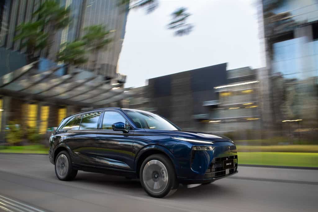GWM inicia pré-venda do SUV híbrido de luxo Wey 07 A GWM Brasil está recebendo reservas antecipadas do Wey 07, SUV híbrido plug-in de luxo com seis lugares. As solicitações podem ser feitas diretamente no site da empresa, no Mercado Livre ou em concessionárias da marca mediante depósito de R$ 9 mil. O preço oficial do modelo será anunciado no dia 23 de outubro. wey gwm dianteira