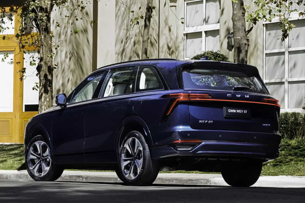 GWM inicia pré-venda do SUV híbrido de luxo Wey 07 A GWM Brasil está recebendo reservas antecipadas do Wey 07, SUV híbrido plug-in de luxo com seis lugares. As solicitações podem ser feitas diretamente no site da empresa, no Mercado Livre ou em concessionárias da marca mediante depósito de R$ 9 mil. O preço oficial do modelo será anunciado no dia 23 de outubro. wey gwm traseira