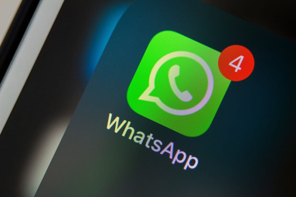 WhatsApp Business vai proibir chatbots de IA; entenda O WhatsApp mudou sua política de API empresarial nesta semana para incluir uma nova diretriz: a proibição de chatbots de uso geral na versão Business. A medida vale para assistentes de IA distribuídos dentro do aplicativo e não afeta empresas que usam IA para atender clientes. whatsapp