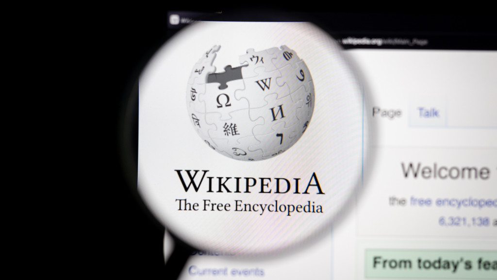 Grokipédia: como (e por que) Musk desafia a Wikipédia com enciclopédia de IA Elon Musk decidiu enfrentar a Wikipédia no próprio território. O bilionário lançou a Grokipédia, enciclopédia digital alimentada por inteligência artificial (IA) e editada pela sua empresa xAI, na segunda-feira (27). Logo do Wikipedia exibido em sua página oficial e ampliado por uma lupa