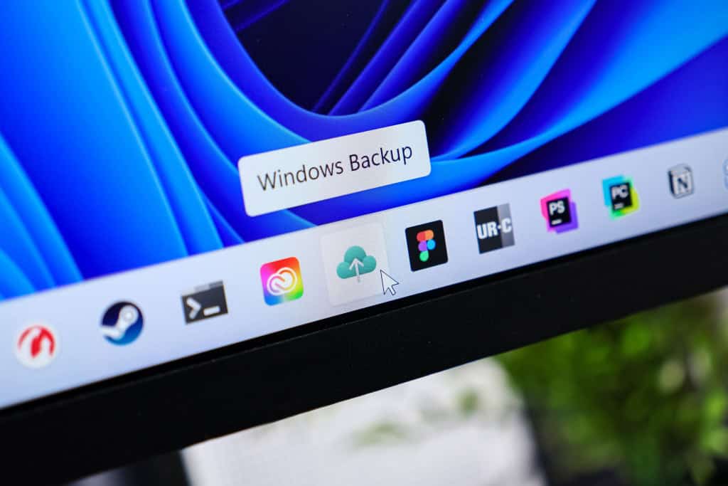 Vai ficar no Windows 10? Veja os cuidados de segurança que você deve ter O relógio não para! Nesta terça-feira (14), a Microsoft encerrará oficialmente o suporte ao Windows 10, um sistema que equipou milhões de computadores ao redor do mundo. A partir dessa data, o sistema operacional será descontinuado e não receberá mais atualizações de segurança. Os cuidados com a segurança digital precisarão ser redobrados. O ícone do aplicativo Windows Backup em uma tela de computador, com um cursor do mouse, ilustrando o armazenamento de dados em nuvem e o backup confiável do sistema