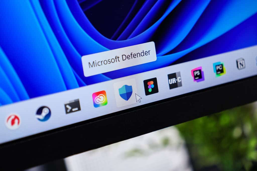Vai ficar no Windows 10? Veja os cuidados de segurança que você deve ter O relógio não para! Nesta terça-feira (14), a Microsoft encerrará oficialmente o suporte ao Windows 10, um sistema que equipou milhões de computadores ao redor do mundo. A partir dessa data, o sistema operacional será descontinuado e não receberá mais atualizações de segurança. Os cuidados com a segurança digital precisarão ser redobrados. cone do aplicativo Microsoft Defender em uma interface do Windows