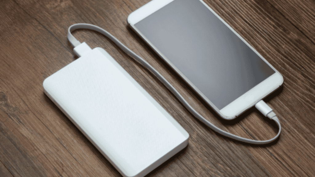 foto de um celular sendo carregado em um power bank
