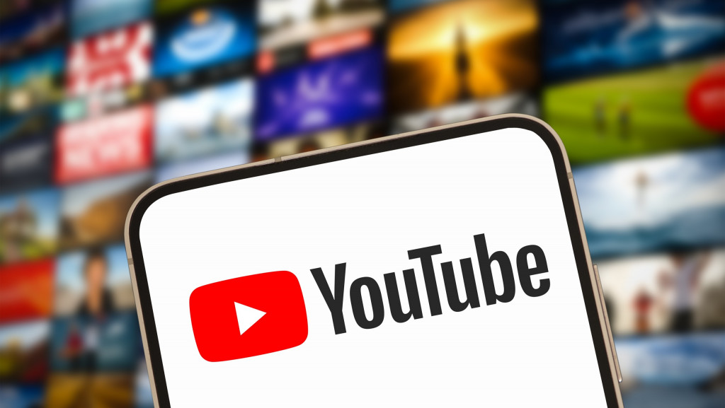 Rede Fantasma do YouTube: empresa derruba milhares de vídeos com malware na plataforma A Check Point Research, divisão de inteligência de ameaças da Check Point Software, ajudou a derrubar uma operação de disseminação de malware conhecida como YouTube Ghost Network (Rede Fantasma do YouTube). A rede usava contas falsas para disseminar vírus e contava com milhares de vídeos maliciosos publicados no YouTube. Logo do YouTube em um smartphone