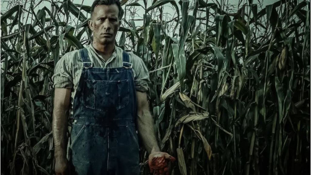 9 vilões terríveis de filmes baseados nas obras de Stephen King Muito além das páginas, os vilões de filmes das obras de Stephen King são personagens que ultrapassam o terror comum: eles representam medos profundos, crueldades humanas e forças sobrenaturais que desafiam a sanidade. De palhaços assassinos a figuras aparentemente comuns, cada vilão carrega uma marca única que assusta e fascina gerações de leitores e espectadores. Homem com macacão e camisa, saindo do milharal com as mãos cheias de sangue.