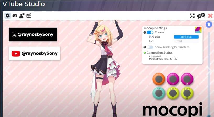 No centro da tela, uma personagem virtual estilo anime com roupas detalhadas em preto, branco e rosa levanta as mãos perto da cabeça, enquanto à direita aparece um painel de configurações de rastreamento de movimento com botões coloridos e status de conexão ativo.