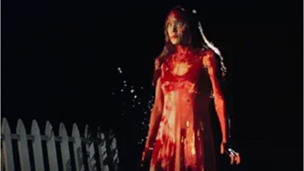 Jovem de vestido toda cheia de sangue 