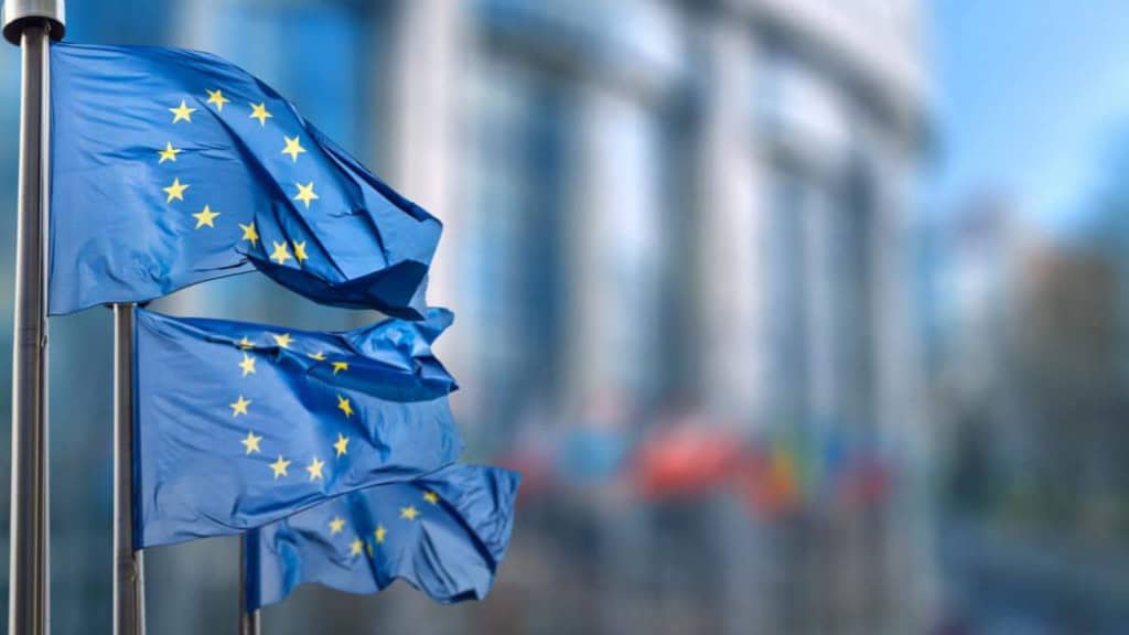 Selos pagos e publicidade pouco clara colocam X sob pressão da UE por não cumprir a Lei de Serviços Digitais.