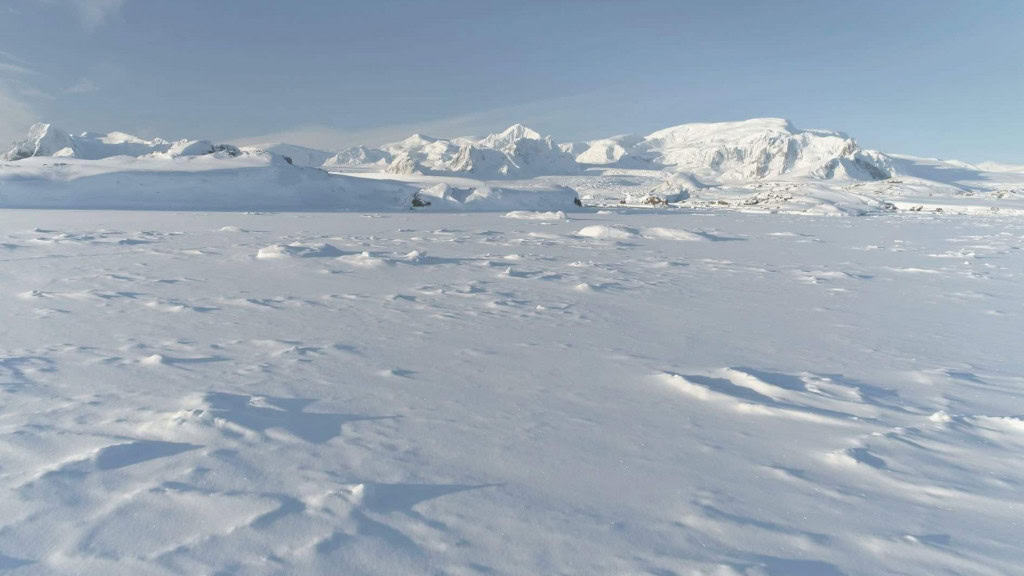 Você sabia? O lugar mais frio da Terra pode ter temperaturas de – 98ºC Quando você enfrenta um frio de 10ºC ou até mesmo um pouco abaixo de zero em alguma região no Brasil acredita estar “congelado”, não é mesmo? Agora imagina só estar em uma temperatura muito mais extrema do que essa. É o que pode acontecer caso esteja no planalto oriental da Antártida, considerado o lugar mais frio do mundo. Antártida