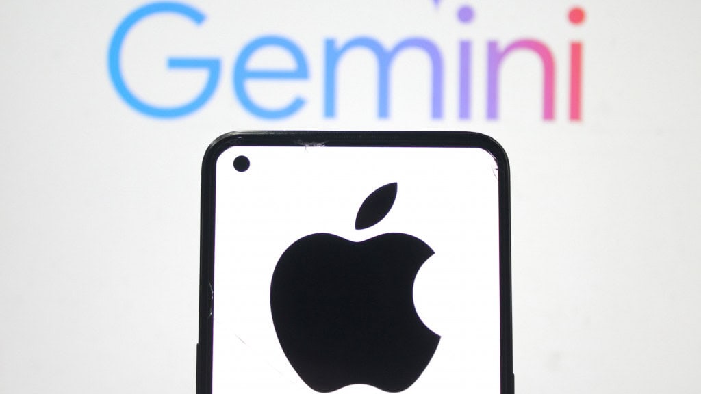 Modelo de IA do Gemini pode turbinar nova Siri Segundo informações repassadas a Mark Gurman, jornalista especializado em Apple da Bloomberg, a empresa da maçã estaria pensando em turbinar a nova Siri com inteligência artificial (IA) do Google. Celular exibindo logomarca da Apple na tela colocado na frente de outra tela exibindo logomarca do Gemini, do Google